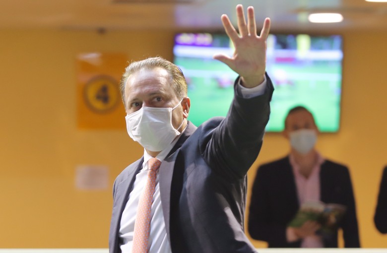 Caspar Fownes laps it up after training his 500th Happy Valley winner. Photos: Kenneth Chan