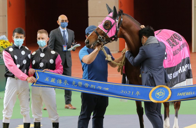 Owner Patrick Kwok gives Beauty Generation a hug at Sha Tin on Sunday. Photos: Kenneth Chan