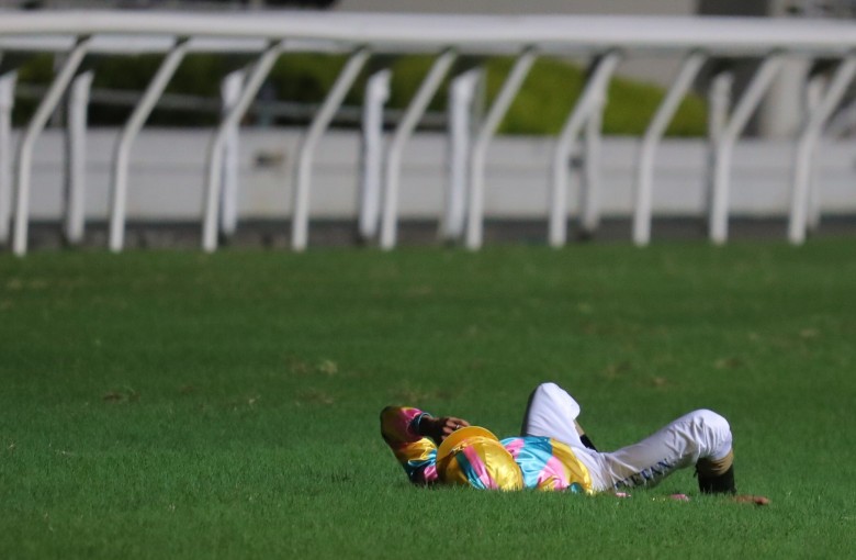 Karis Teetan lies on the turf after a heavy fall at Happy Valley on Wednesday night. Photos: Kenneth Chan
