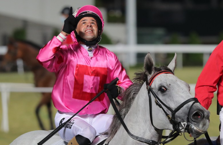 Ruan Maia looks to the sky after winning aboard Chancheng Prince at Sha Tin on Wednesday night. Photos: Kenneth Chan