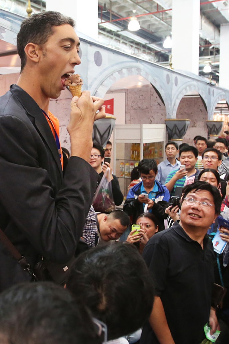 America's Tallest Man Dines with World's Tallest Man