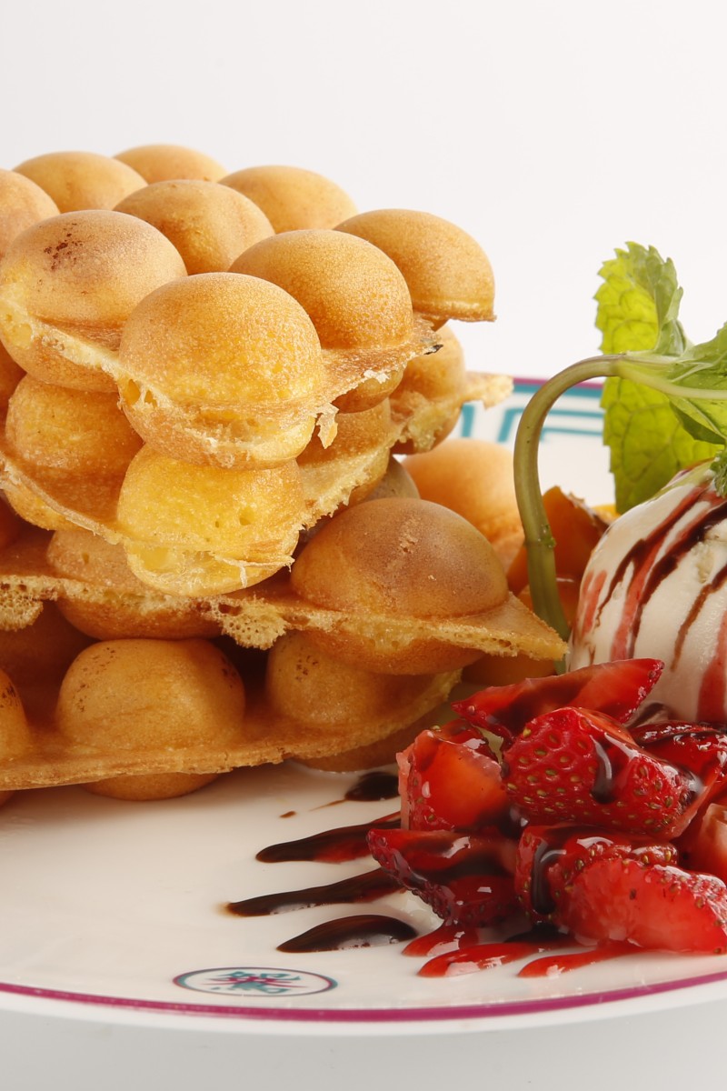 Hong Kong Egg Waffles with a CHEWY Mochi-Filled Center! 雞蛋仔 - YouTube