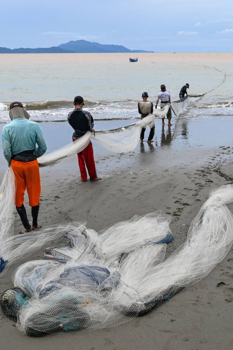 Indonesian fishermen 'will become victims' as warmer seas bring deadly  storms, empty nets