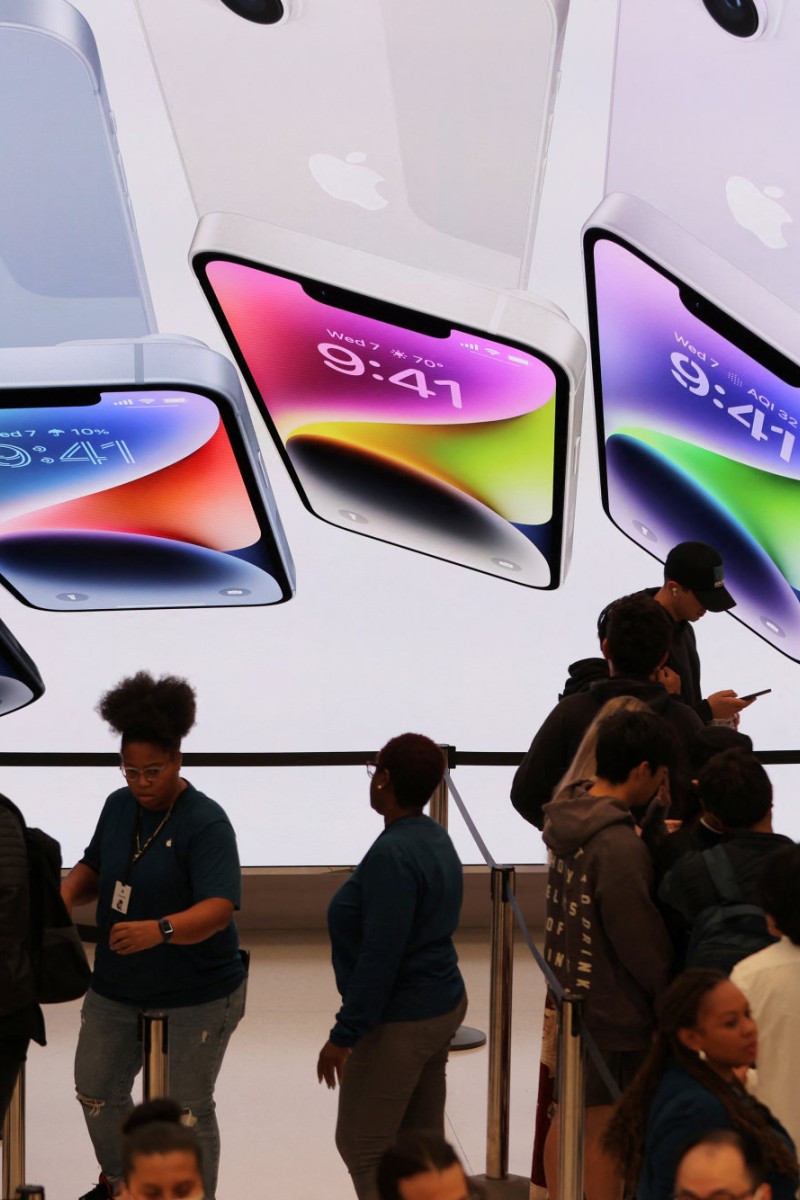 Fearing Covid, workers flee from Foxconn's vast Chinese iPhone plant