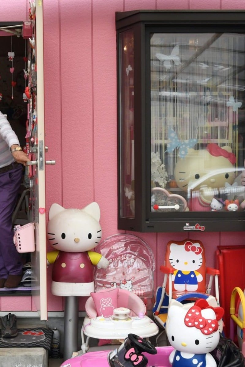Retired Japanese Police Officer Sets New Hello Kitty Record