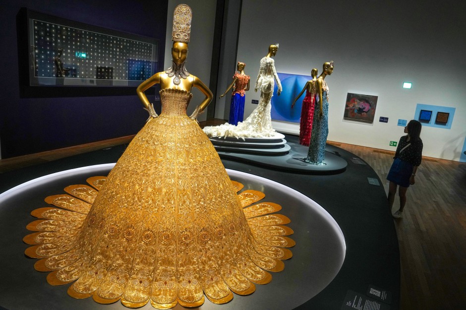 Guo pei gold dress hotsell