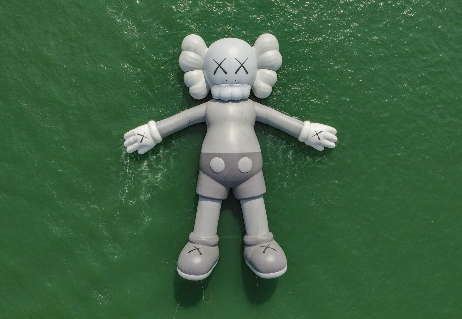 KAWS：HOLIDAY figure ［Hong Kong］ KAWS: Holiday Hong Kong Companion Vinyl Figure Limited 100