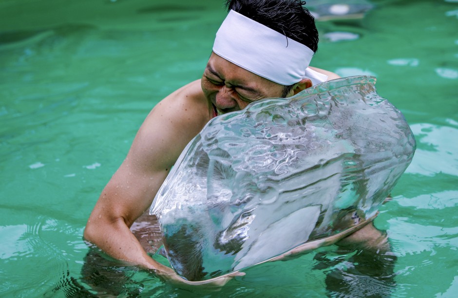 Hundreds brave icy bath at Tokyo's annual Shinto ritual | South