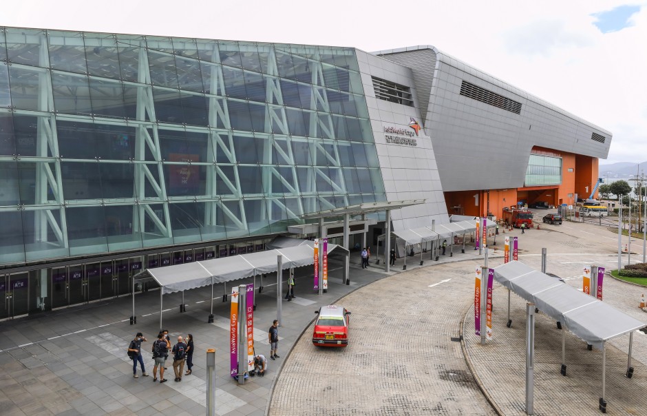 Hong Kong opens a makeshift hospital for Covid-19 patients at