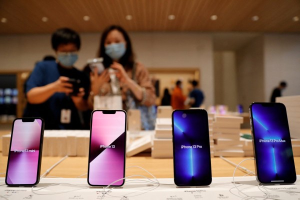 iPhone 13 models are pictured at an Apple Store in Beijing, September 24, 2021. Photo: Reuters