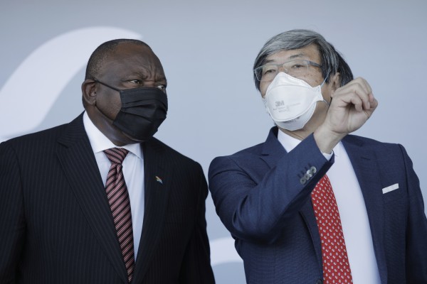 South African President Cyril Ramaphosa (left) and NantWorks founder Patrick Soon-Shiong chat during the inauguration of the NantSA vaccine production facility in Cape Town on Wednesday. Photo: EPA-EFE