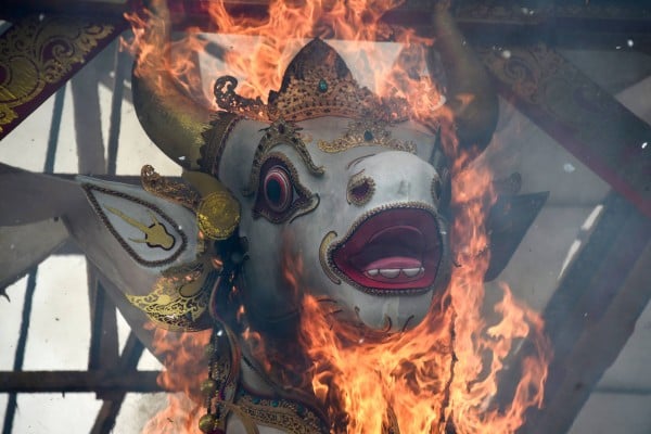 A sarcophagus is burned during the cremation of the late King Ida Cokorda Pemecutan XI of Bali. Photo: AFP A sarcophagus is burned during the cremation of the late King Ida Cokorda Pemecutan XI of Bali. Photo: AFP