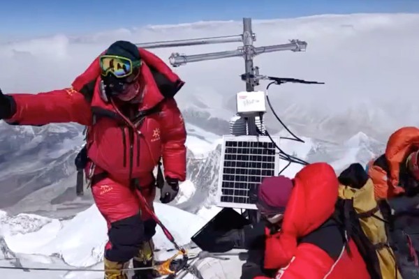 A livestream by CCTV shows researchers setting up the world’s highest automatic meteorological station at 8800 metres on Mount Everest, also known as Qomolangma. Photo: CCTV