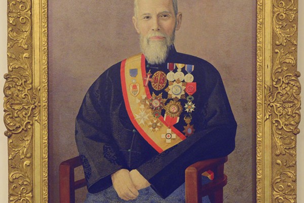 A painting of Sir Robert Ho Tung. May Holdsworth’s biography of Hong Kong’s one-time richest individual shines a light on his life.