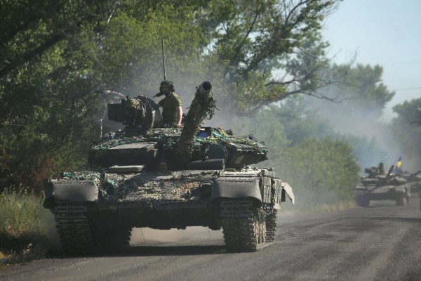 Ukrainian tanks drive down a road in the eastern region of Donbas on June 21. Photo: AFP