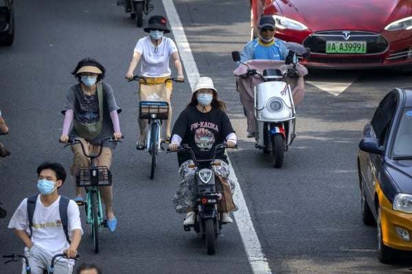 Health experts are urging people to get booster shots and wear masks as new Omicron subvariants rapidly spread. Photo: AP
