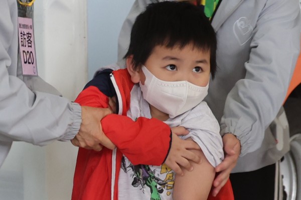 A source has said the government’s vaccine committee is set to approve reducing the age of coronavirus vaccine recipients in a meeting next month. Photo: May Tse