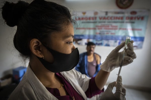 A nurse prepares to administer vaccine for COVID-19 at a private vaccination center in Gauhati, India. Photo: AP/File
