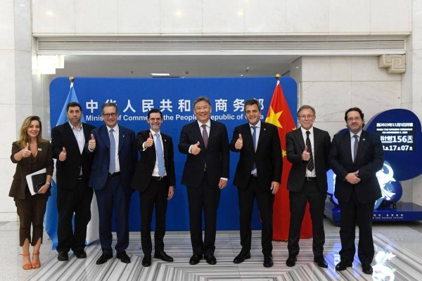Chinese commerce minister Wang Wentao (fifth fron left) met with Argentinian counterpart Sergio Massa (third from right) on Thursday in Shanghai. Photo: Twitter@SergioMassa
