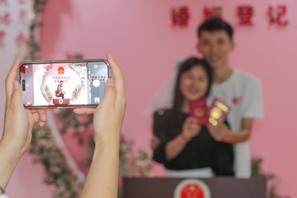 Last year, wedding rdegistrations declined to 6.83 million, marking the ninth consecutive annual decline and reaching the lowest level since the late 1970s. Photo: Xinhua