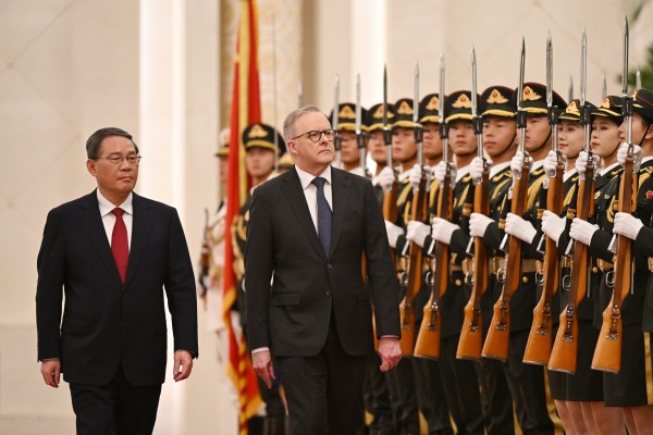 Australian Prime Minister Anthony Albanese (right) arrives to a ceremonial welcome with Chinese Premier Li Qiang at the Great Hall of the People in Beijing on Tuesday. Photo: dpa