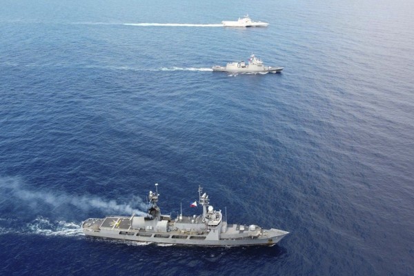 Philippine and US warships conduct an exercise in the South China Sea on November 23. Photo: Armed Forces of the Philippines via AP