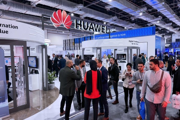 People visit the booth of Chinese tech giant Huawei at the Cairo ICT 2023 expo in Cairo, Egypt, November 21, 2023. Photo: Xinhua
