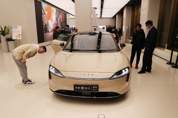 Customers experience the Luxeed S7 at Huawei’s flagship store in Shanghai on November 12, 2023. Chery Automobile, which manufactures Luxeed vehicles, was invited by Huawei along with three other companies to invest in a new smart car venture. Photo: TNS
