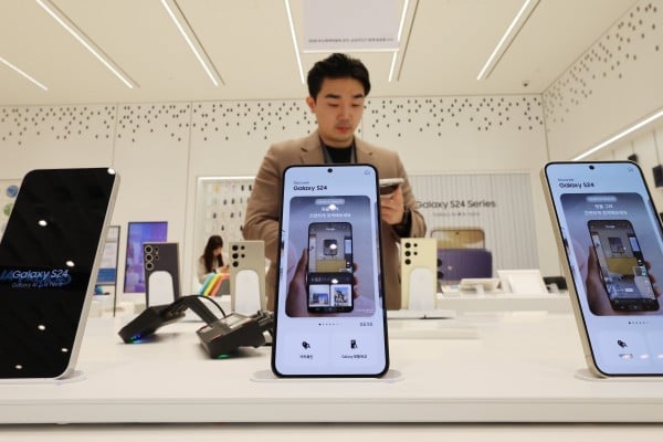 Samsung Electronics’ latest Galaxy S24 series smartphones are seen on display at a company store in Seoul, South Korea, on January 18, 2024. Photo: dpa
