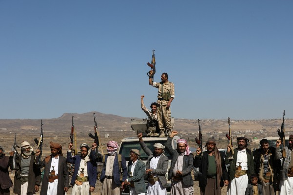 Houthi fighters and tribal supporters hold up their firearms during a protest against recent U.S.-led strikes on Houthi targets, near Sanaa, Yemen. Photo: Reuters/File