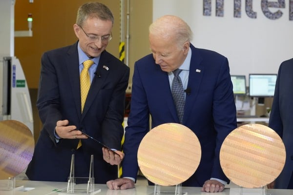 US President Joe Biden listens to Intel CEO Pat Gelsinger during a tour of the Intel Ocotillo Campus, in Chandler, Arizona. Photo: AP