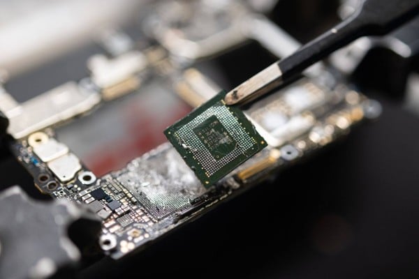 A Kirin 9000s chip fabricated in China by Semiconductor Manufacturing International Corporation (SMIC), taken from a Huawei Technologies Mate 60 Pro smartphone, on September 3, 2023. Photo: Bloomberg