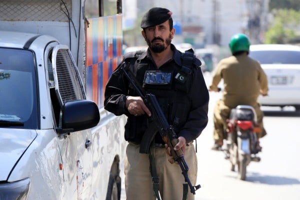 A Pakistani security official stands guard at a checkpoint in Peshawar, Pakistan, on March 18 after the Afghan Taliban accused Pakistani fighter jets of bombing several villages amid growing border tensions. Photo: EPA-EFE