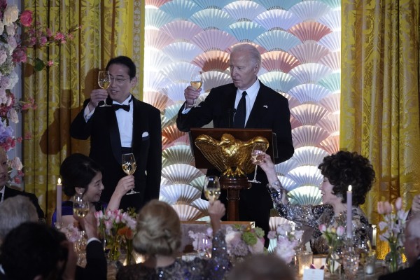 US President Joe Biden and Japanese Prime Minister Fumio Kishida (left) raise their glasses during a toast at a state dinner at the White House on April 10. Photo: AP