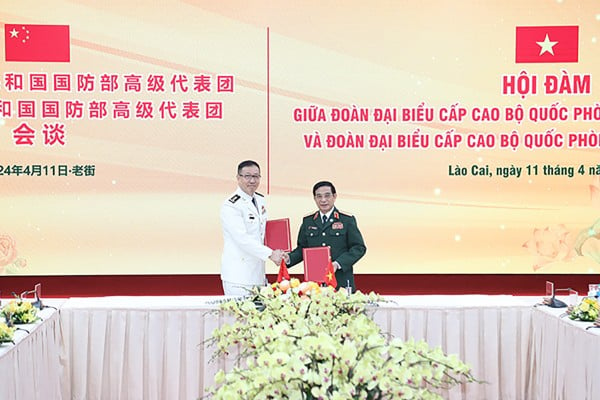 Chinese Defence Minister Dong Jun (left) and his Vietnamese counterpart Phan Van Giang after signing the memorandum of understanding on the South China Sea hotline. Photo: Vietnam Ministry of National Defence