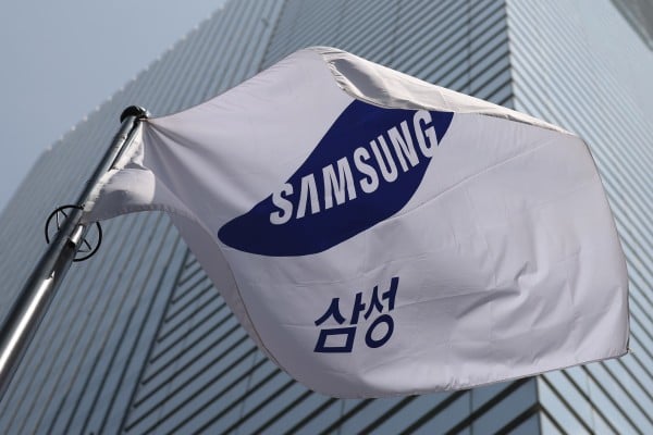 A flag of Samsung Electronics, the world’s largest maker of memory chips and smartphones, flutters outside its headquarters in Seoul, South Korea, on April 28, 2022. Photo: EPA-EFE