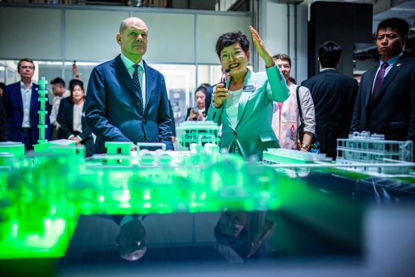 On his China visit, German Chancellor Olaf Scholz visits the Covestro Innovation Centre, where advancements in plastics and recycled materials are pursued. Photo: dpa