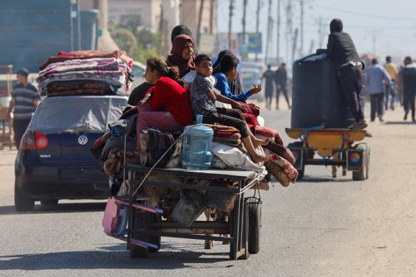 Palestinians travel in an animal-drawn cart as they flee Rafah after Israeli forces launched a ground and air operation in the eastern part of the southern Gaza city. Photo: Reuters