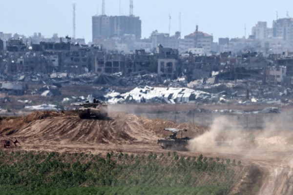 Israeli tanks maneuver along the border with the Gaza Strip, near the Palestinian city of Jabalia. Photo: EPA-EFE