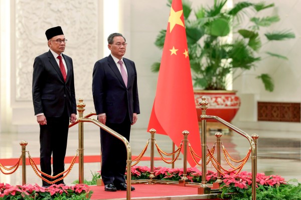 Chinese Premier Li Qiang (right) receives Malaysian Prime Minister Anwar Ibrahim in Beijing with an official welcoming ceremony in April last year. Photo: Bernama/dpa