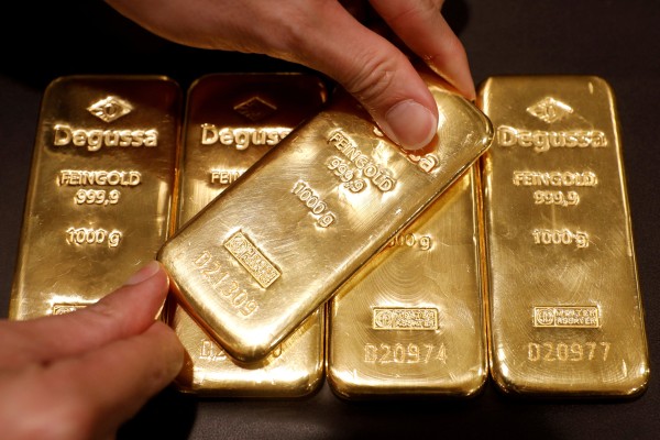 An employee shows gold bullions at Degussa shop in Singapore June 16, 2017. Photo: Reuters