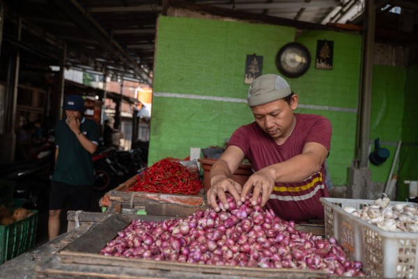 A vendor displays onions at Jatinegara market in Jakarta on July 31. Indonesia and other Southeast Asian countries could bolster their push for food security by including Australia and New Zealand in regional food-sharing mechanisms. Photo: Bloomberg A vendor displays onions at Jatinegara market in Jakarta on July 31. Indonesia and other Southeast Asian countries could bolster their push for food security by including Australia and New Zealand in regional food-sharing mechanisms. Photo: Bloomberg