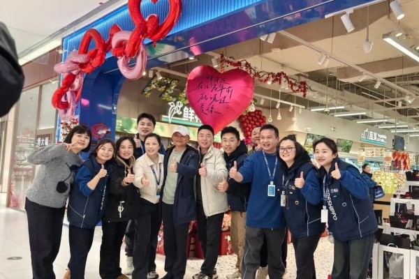 Alibaba founder Jack Ma (sixth from left) visits a Freshippo supermarket in Changsha, capital of Hunan province, on Thursday. Photo: RedNote