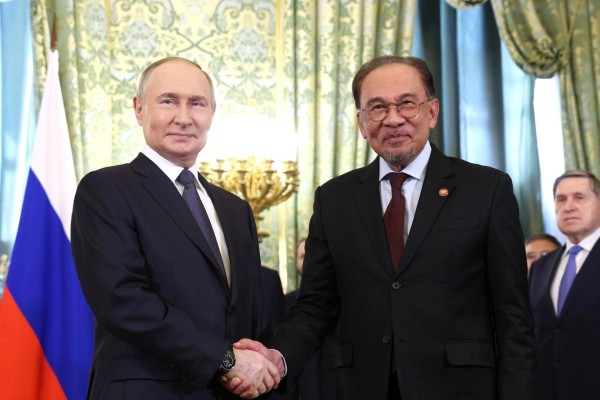 Malaysia’s Prime Minister Anwar Ibrahim (right) is welcomed by Russian President Vladimir Putin at the Kremlin on Wednesday. Photo: Kremlin/dpa