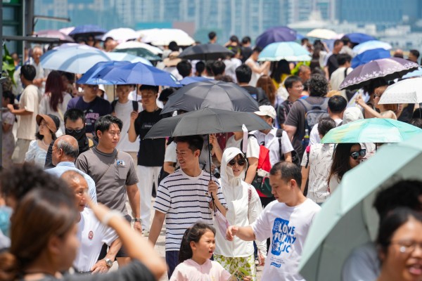 Data published by the Immigration Department shows that 139,585 visitors from the mainland arrived in the city on Saturday. Photo: Eugene Lee
