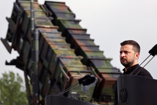 Ukrainian President Volodymyr Zelensky stands in front of a Patriot missile system during his visit to a military training area in June 2024. Photo: dpa
