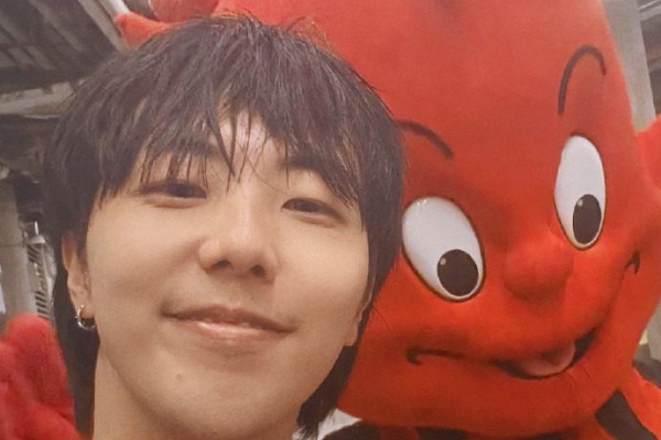 Simba Siiviba, who has almost 800,000 followers on Weibo, with an AC Milan mascot. Photo: Weibo