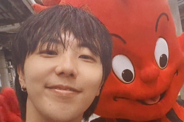 Simba Siiviba, who has almost 800,000 followers on Weibo, with an AC Milan mascot. Photo: Weibo Simba Siiviba, who has almost 800,000 followers on Weibo, with an AC Milan mascot. Photo: Weibo