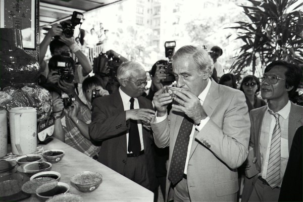 Former Hong Kong governor David Wilson tries a bowl of Chinese herbal tea during his visit to Mei Foo Sun Chuen. Photo: SCMP Archives