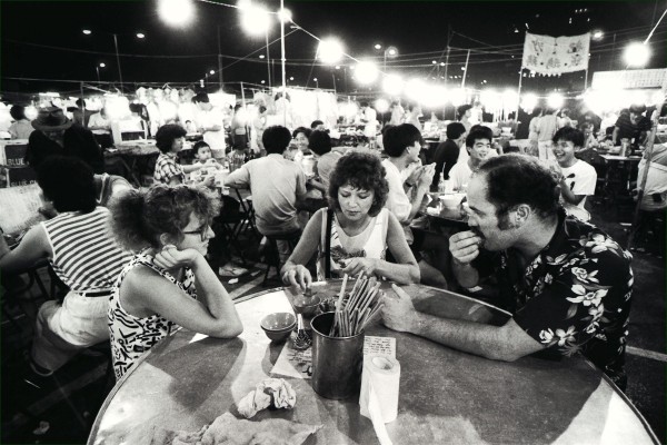 Hungry tourists at one of Tai Tat Tei’s lively open-air restaurants in Sheung Wan, Hong Kong, in 1986. Photo: SCMP Archives